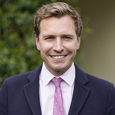 Oli Bell expert horse racing ITV presenter speaker book at official agent Great Sports Speakers